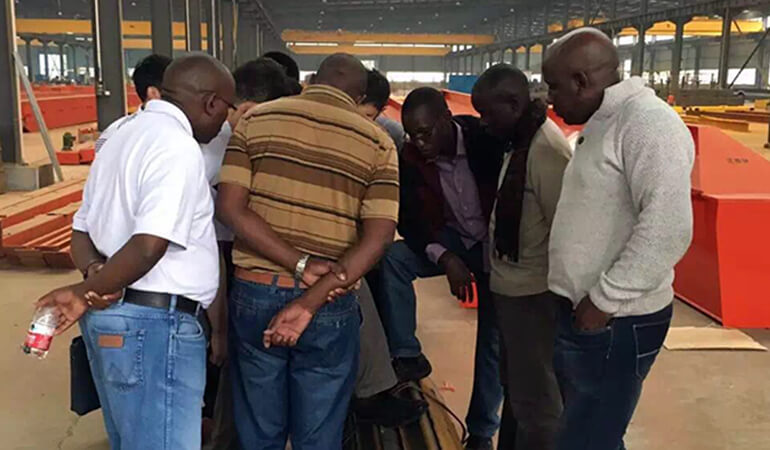 肯尼亞客戶檢驗(yàn)起重機(jī)生產(chǎn)質(zhì)量